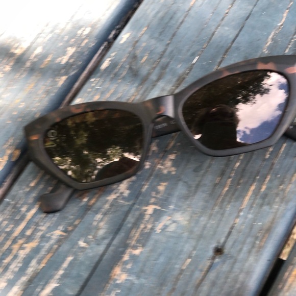 Own The Trend | Sunglasses - Picture 8 of 10